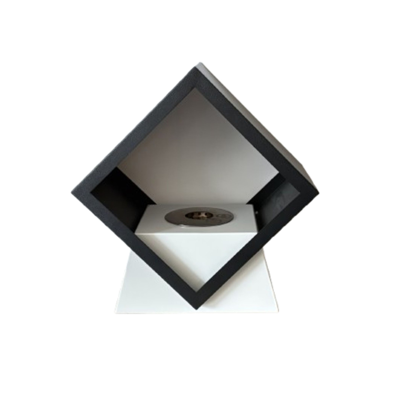Rubik - Camino da tavolo a bioetanolo nero con base bianca, dotato di bruciatore centrale rotondo da 0,4 litri certificato UNI EN 16647. Compatto e decorativo, crea un’atmosfera accogliente con fiamma reale