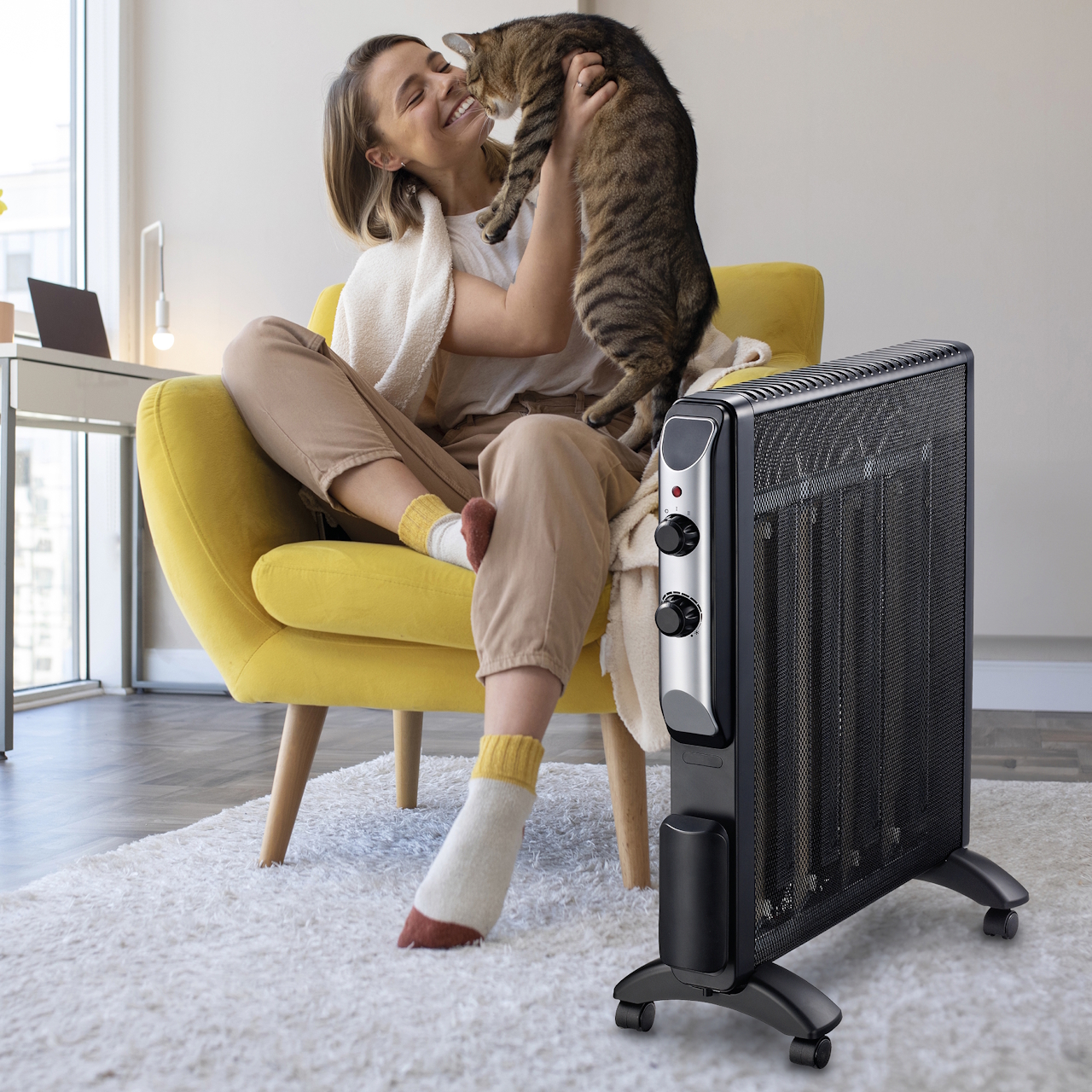 Radiatore elettrico Romeo con elemento in Mica, potenza 2000 W, termostato regolabile, ruote e maniglia per il trasporto.